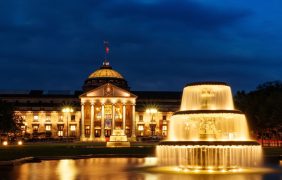 Aufnahme der Spielbank Wiesbaden bei Nacht.