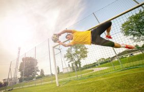 Aufnahme eines Torhüters, der einen Ball fängt.