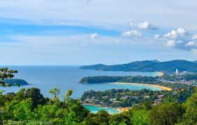 Blick auf einige Strände auf der thailändischen Insel Phuket.