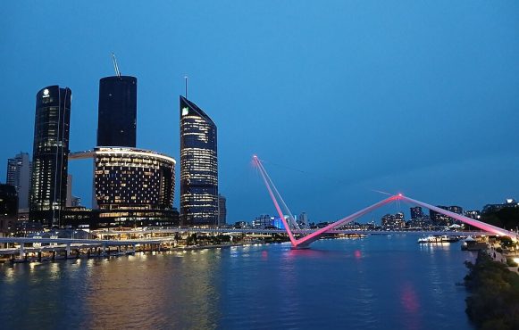 Queen’s Wharf in Brisbane, Australien, bei Nacht.