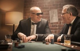Stefan Raab und Elton am Pokertisch.