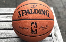 Offizieller Spielball der NBA (2017).