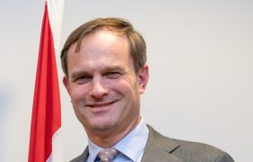 Porträt von Teun Struycken, Staatssekretär für Rechtsschutz in den Niederlanden.