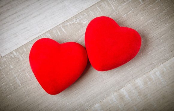Zwei rote Herzen