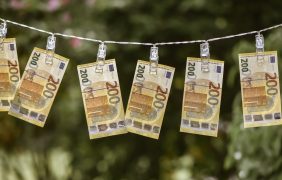 Aufnahme von mehreren 200-Euro-Scheinen auf einer Wäscheleine.