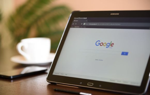 Aufnahme eines Laptops, auf dem die Suchmaschine Google geöffnet ist.