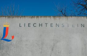 Eine Mauer mit Liechtenstein-Schriftzug