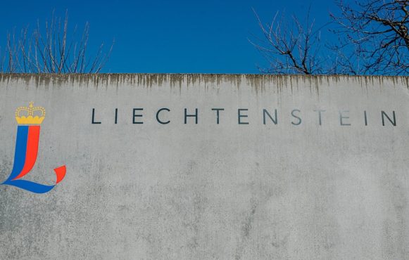 Eine Mauer mit Liechtenstein-Schriftzug
