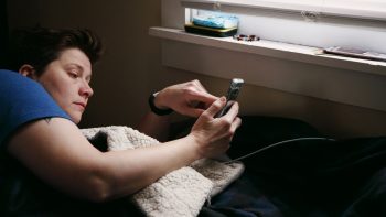 Erschöpfte Eltern sehen Werbung für Sportwetten-Anbieter Ladbrokes auf Babyphone-App YCC365 Plus