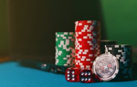 Pokerchips und Würfel auf einem Tisch.