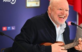 Aufnahme von Stefan Raab auf einer Pressekonferenz mit einer Ukulele.