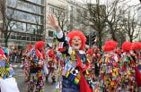 Menschen als Clowns verkleidet beim Karneval