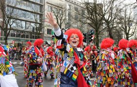 Menschen als Clowns verkleidet beim Karneval