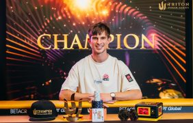 Mario Mosböck mit seiner Trophäe.