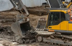 Ein Bagger auf einer Baustelle