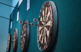 Aufnahme einer Dartsscheibe mit mehreren Pfeilen auf dem Board.