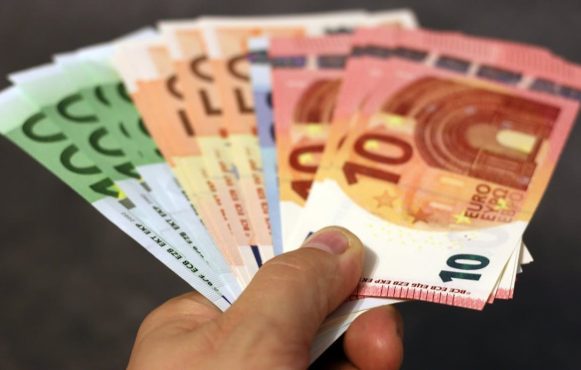 Mehrere Euro-Geldscheine aufgefächert