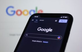 Google-Suche auf dem Smartphone und Desktop