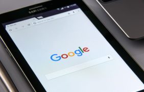 Aufnahme eines Smartphones, auf dem die Suchmaschine Google geöffnet ist.
