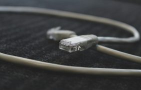 Ein LAN-Kabel auf einem Teppich