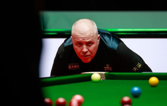 Aufnahme von John Higgins beim Snooker World Grand Prix 2025.