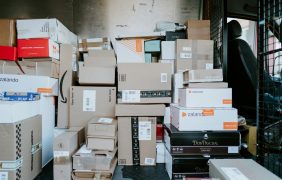 Mehrere Pakete in einem Lieferwagen