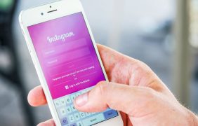 Smartphone mit geöffneter Instagram-App.