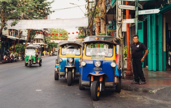 Tuk Tuks auf einer Straße in Bangkok, Thailand.
