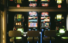 Spielautomaten in einem Casino