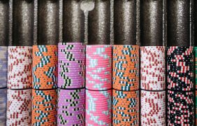 Pokerchips auf einem Tisch.