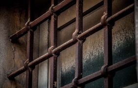 Aufnahme eines Gefängnisfensters.