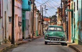 Eine Wohnstraße in Kuba mit altem amerikanischen Wagen