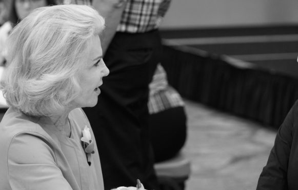 Elaine Wynn von der Seite.