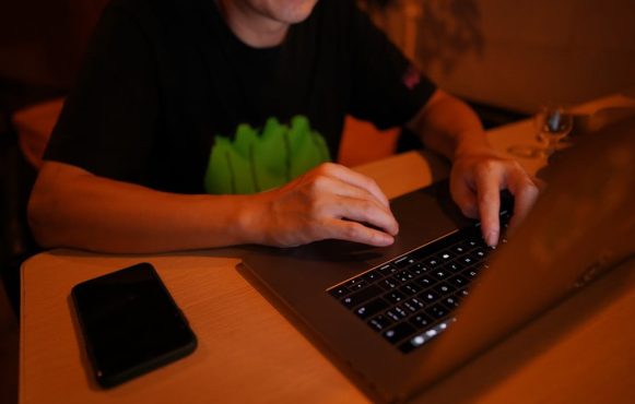 Ein Mann, der am Laptop sitzt