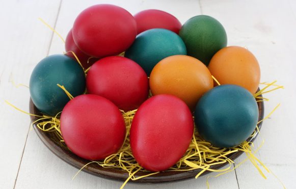 Ein Nest mit Ostereiern