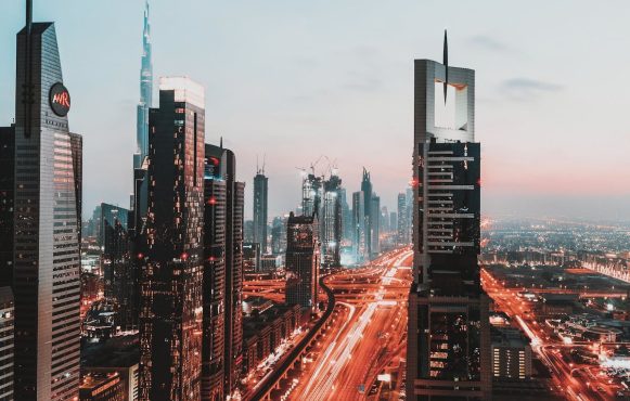 Dubai in den Vereinigten Arabischen Emiraten bei Nacht.
