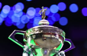 Aufnahme des Siegerpokals für die Snooker-Weltmeisterschaft 2025.