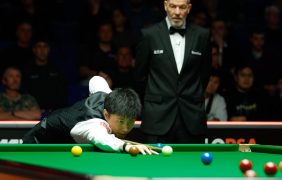 Aufnahme von Zhao Xintong während der Qualifikation für die Snooker-Weltmeisterschaft.