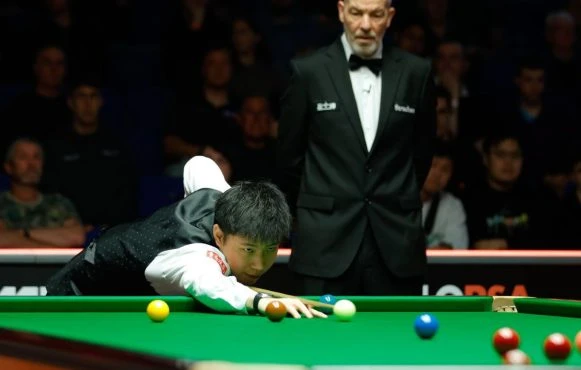 Aufnahme von Zhao Xintong während der Qualifikation für die Snooker-Weltmeisterschaft.