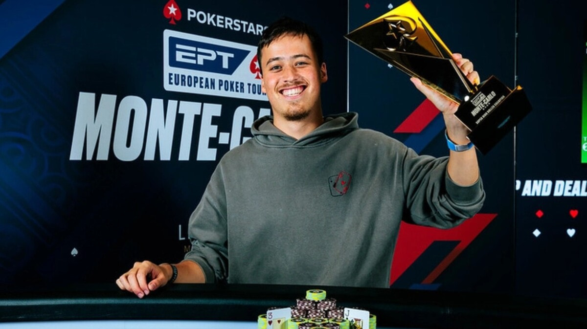 Christopher Nguyen mit seiner Trophäe.