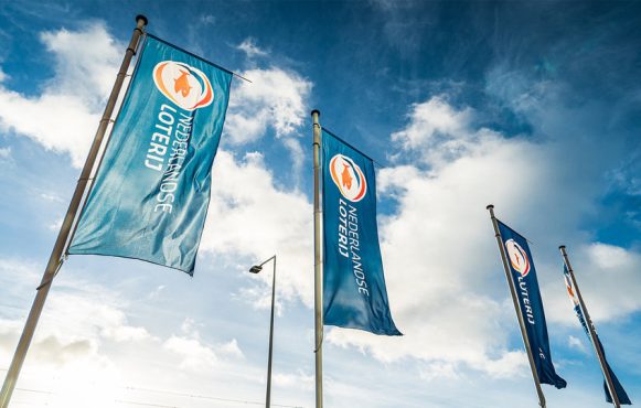 Fahnen mit Logo der Nederlandse Loterij.