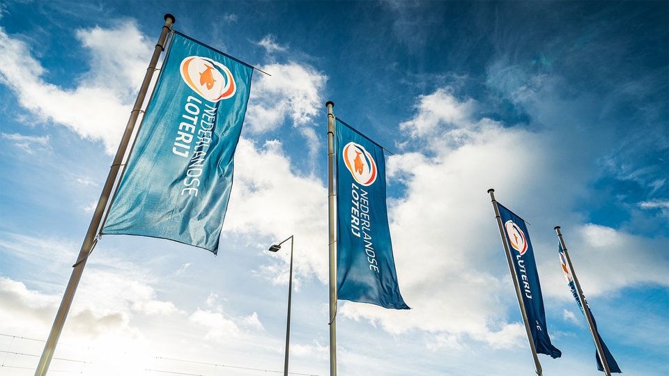 Fahnen mit Logo der Nederlandse Loterij.