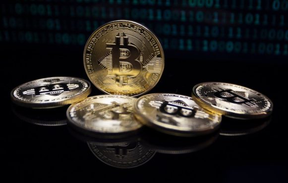Mehrere Bitcoin-Münzen vor dunklem Hintergrund