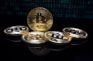 Mehrere Bitcoin-Münzen vor dunklem Hintergrund