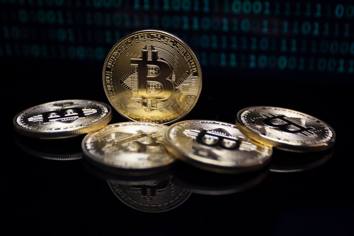 Mehrere Bitcoin-Münzen vor dunklem Hintergrund