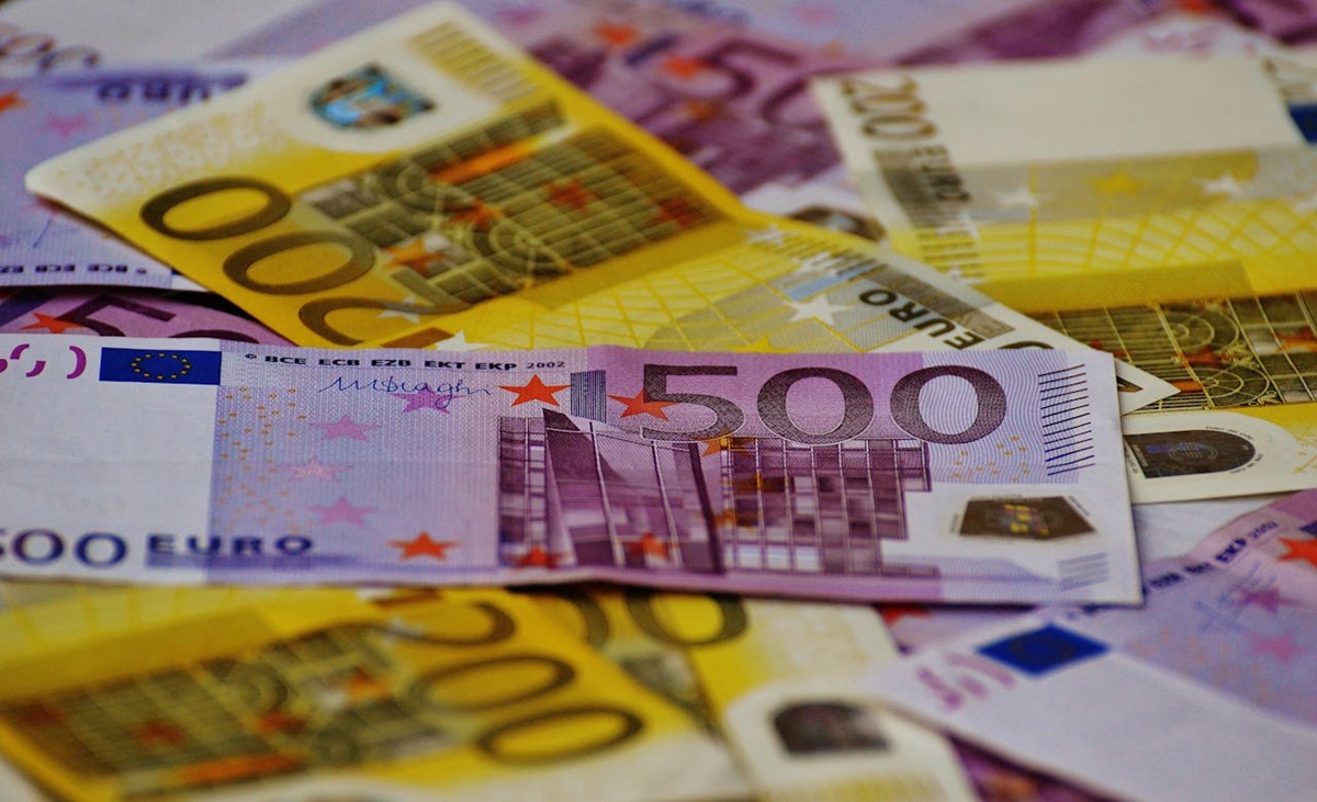 Mehrere hohe Euro-Geldscheine