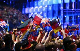 Aufnahme eines Publikums mit Länderflaggen in den Händen.