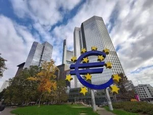 Rückerstattung von Online Glücksspiel-Verlusten: Spielerin aus Österreich könnte das verlorene Geld von Bank zurückerhalten