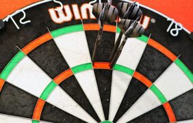Aufnahme einer Dartsscheibe mit drei Pfeilen in der Triple 20.