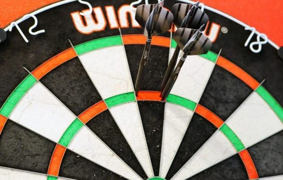 Aufnahme einer Dartsscheibe mit drei Pfeilen in der Triple 20.